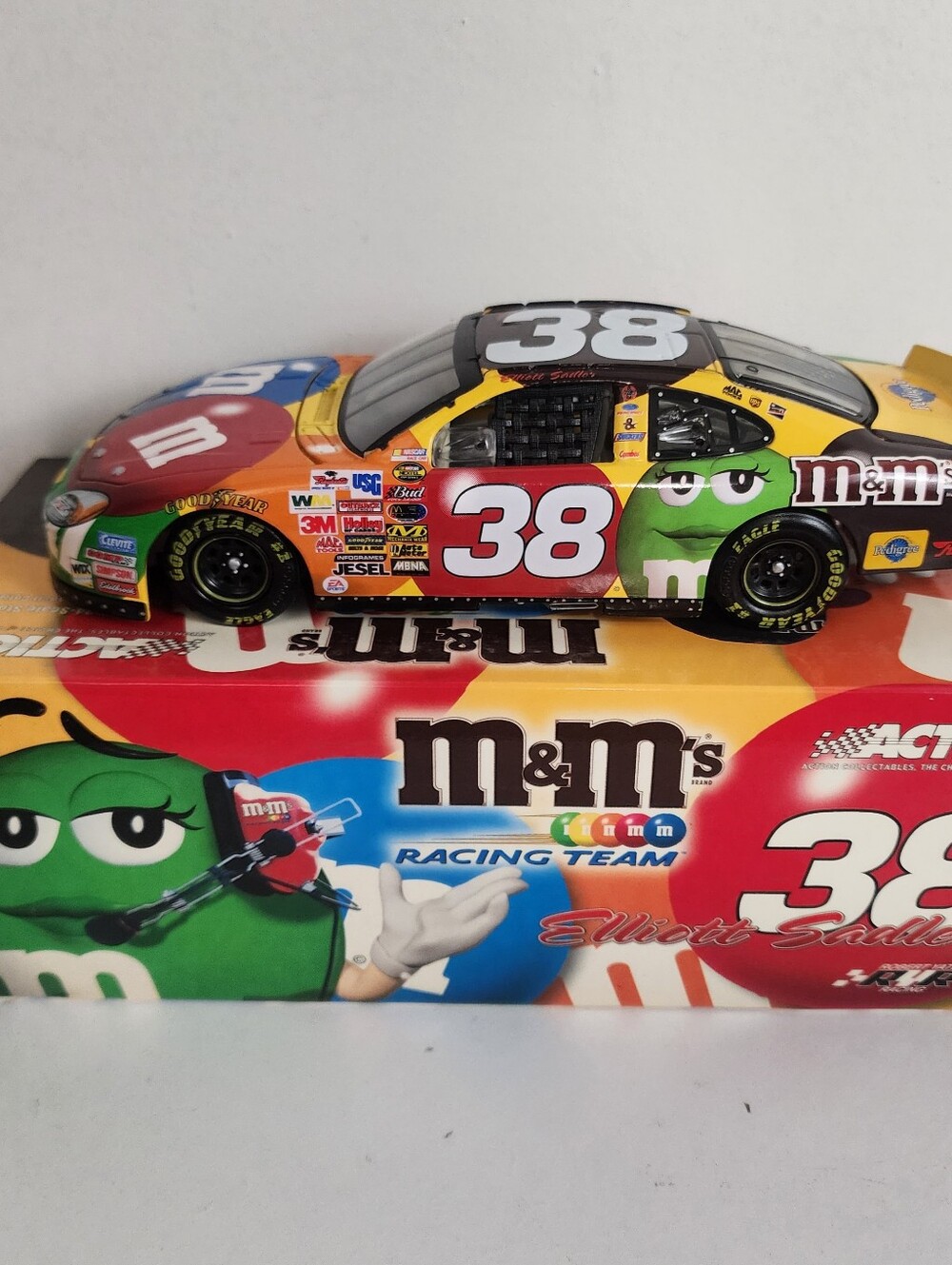 Elliott Sadler M&M'S Racing Team #38 2004 1:24 Die-Cast Race Car 1/6192 Ford Tau